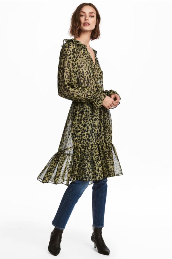 Vestido de gasa con estampado de leopardo, 19,99 euros.