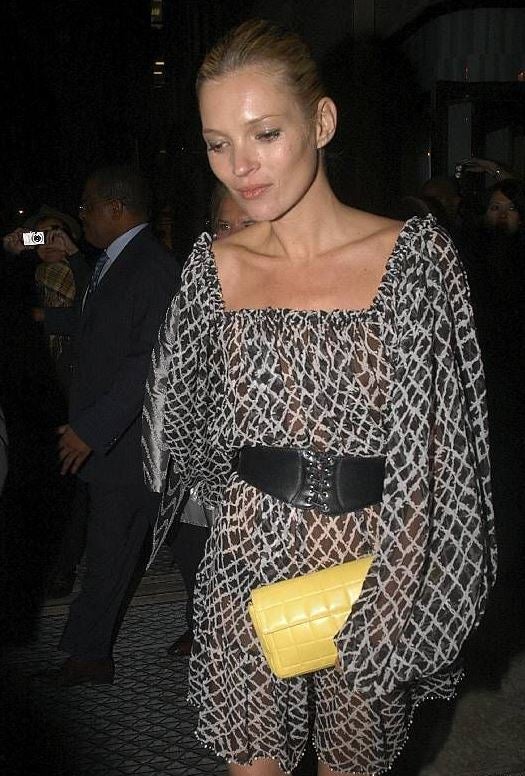 Quédate con su look y los trucos siguientes que utiliza Kate Moss.