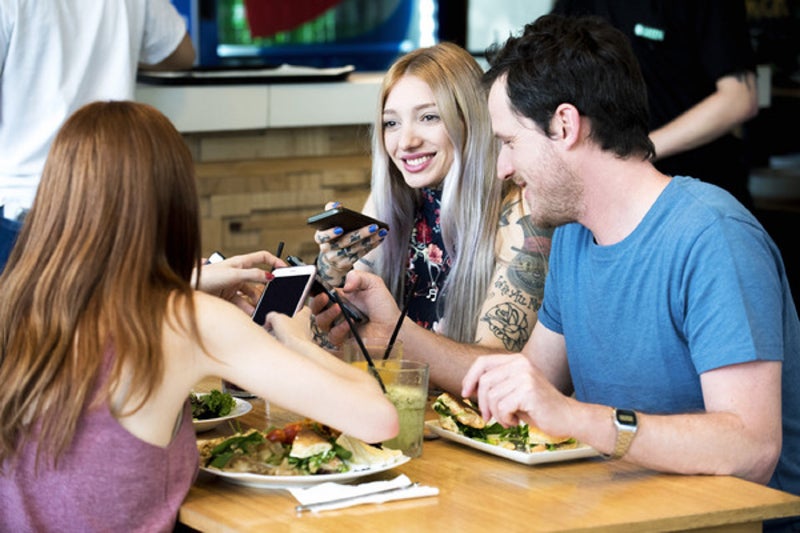 Takecoffee : Takecoffee hace de tus esperas en los aeropuertos mucho más amenas. Está disponible en 27 aeropuertos internacionales, conoces gente nueva, con tus mismos intereses y te da la oportunidad de hacer intercambios de idiomas.