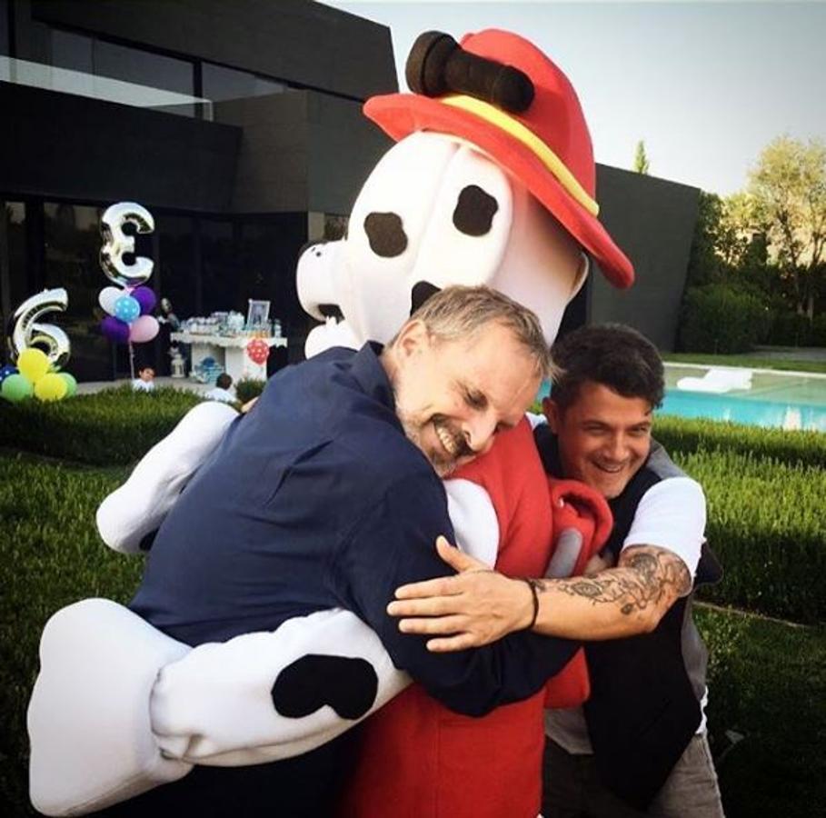 Los cantantes son íntimos amigos desde hace años. Ambos no solo han compartido el escenario juntos, sino también se han apoyado en los momentos más duros de su vida. Es más, Miguel Bosé le prestó su casa a Alejando Sanz, cuando el autor de 'Corazón partío' se divorcio. Siguen manteniendo una estrecha y sincera amistad.