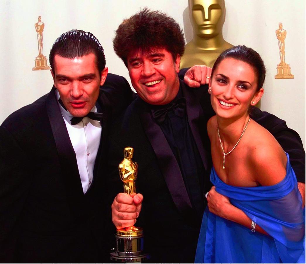 Los tres españoles que conquistaron Hollywood. El director ha trabajado con ambos actores en varias ocasiones. En la imagen Banderas y Penélope celebran el Oscar de Almodóvar por 'Todo sobre mi madre'.