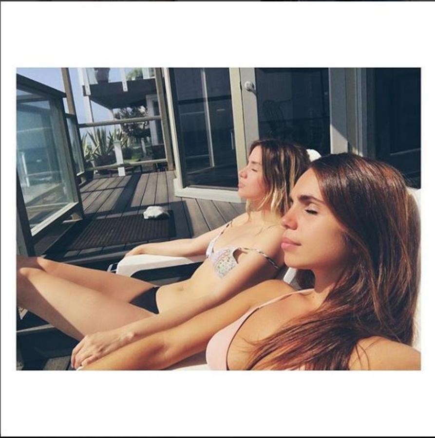 Ana de Armas se fue a Estados Unidos para conquistar a Hollywood y su íntima amiga Elena Furiase no ha dejado de acompañarla en todo momento. Juntas en California toman el sol.