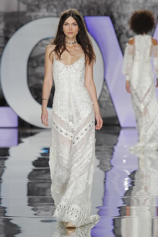 YolanCris es una de las firmas que suenan más fuerte en nuestras apuestas para vestir a Pilar Rubio el día de su boda con Sergio Ramos. Y este vestido le sentaría como un guante y sería muy fiel a su estilo personal...