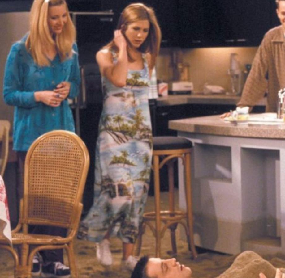 ¿Quién no se ha puesto alguna vez vestido largo con 'snikers'? Rachel lo hizo en 'Friends' y además con el estampado del verano, nuestro querido estampado tropical.