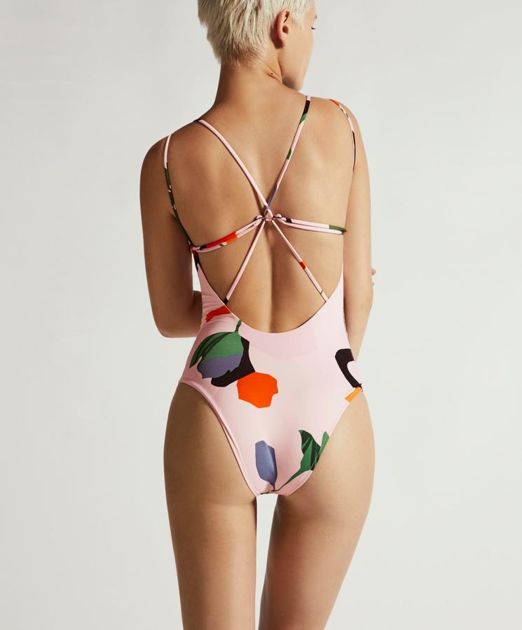 Bañador estampado de silueta minimalista y original espalda cruzada, rebajado en Oysho de 29.95 a 19.99 euros