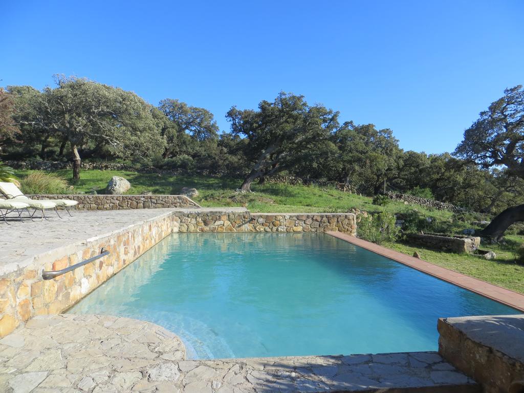 Casa Alisoso es una vivienda destinada al turismo rural que se halla en la provincia de Cádiz. Está decorada con un estilo muy elegante y lujoso y tiene una fantástica piscina infinity pool. En las cercanías se encuentra el Parque Natural de los Alcornocales, que nos ofrece la posibilidad de realizar bonitas excursiones e interesantes rutas, descubriendo rincones de gran belleza.