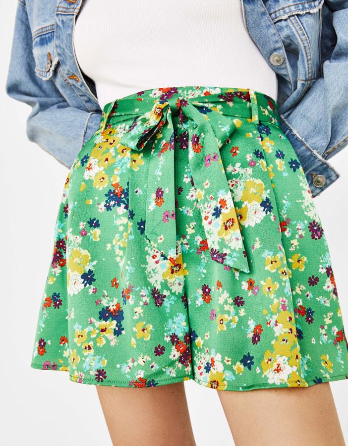 Short con estampado de flores, cinturón y nudo, 12,99 euros.