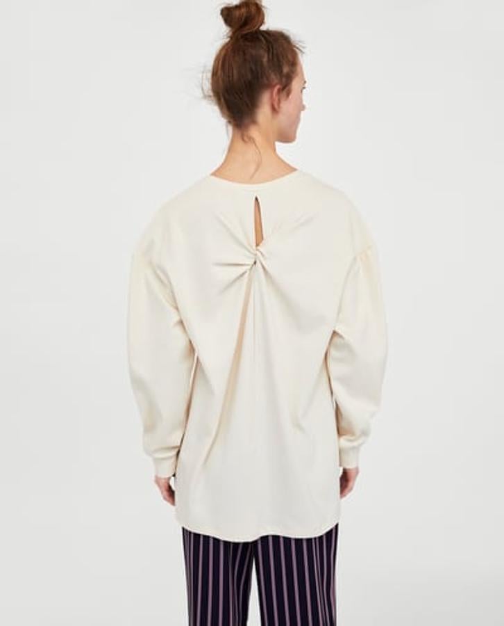 Sudadera de nudo en color crudo, 5,99 euros.