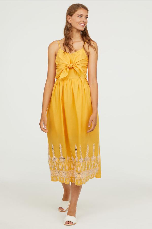 Vestido de algodón con nudo y en color amarillo, 49,99 euros.
