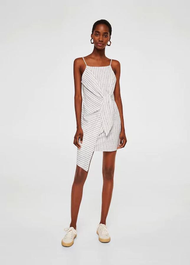 Vestido asimétrico con nudo en blanco roto, 17,99 euros.
