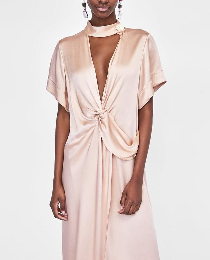 Vestido con detalle de nudo y botón en el cuello, 19,99 euros.