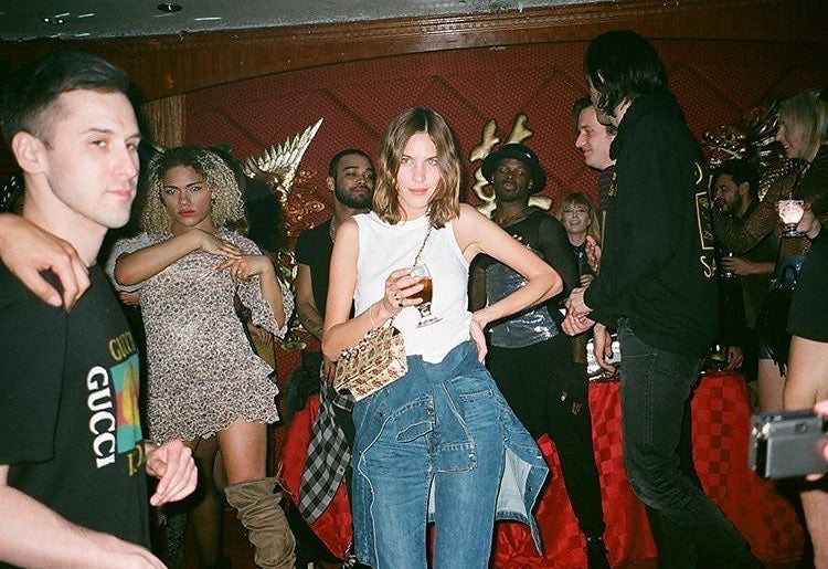 Lección de experta (Alexa Chung) para noches de baile: jamás dejes tu bolso atrás en el club; mejor, crúzatelo.