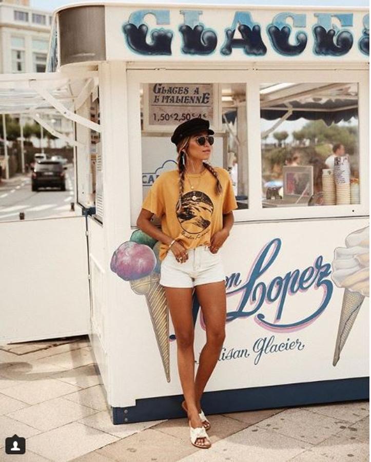 Shorts  y camiseta para Julie Sariñana (@sincerelyjules), una de nuestras 'influencers'  favoritas  para inspirarnos este verano.