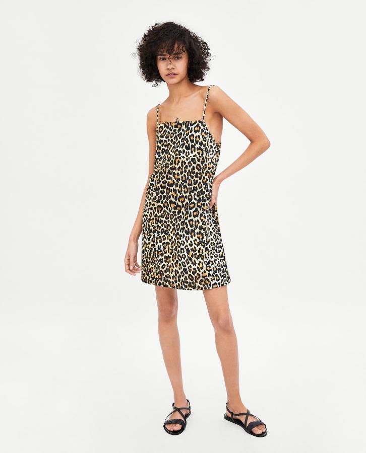 Mini vestido con estampado de leopardo de las rebajas de Zara (su precio pasa de 12.95 a 7.99 euros).