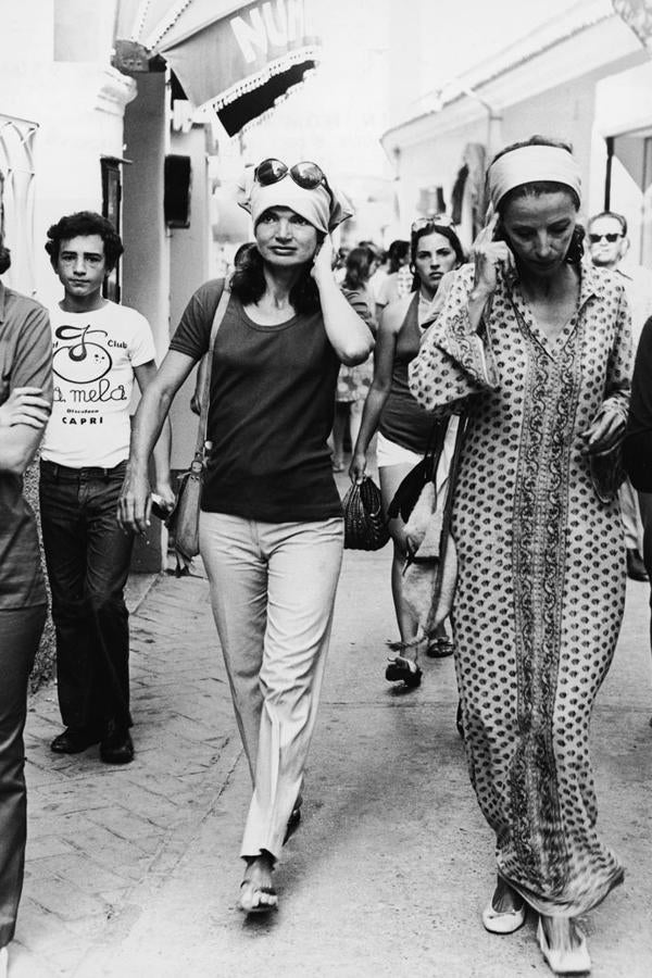 Durante una de sus vacaciones de verano, con un sencillo 'outfit' de camiseta, pantalón y sandalias. Sus gafas y su pañuelo no podían faltar.