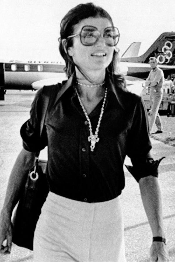 La aristócrata mezclaba sus looks de sport con detalles más chic, como el collar de perlas. Así se vestía para viajar en avión.