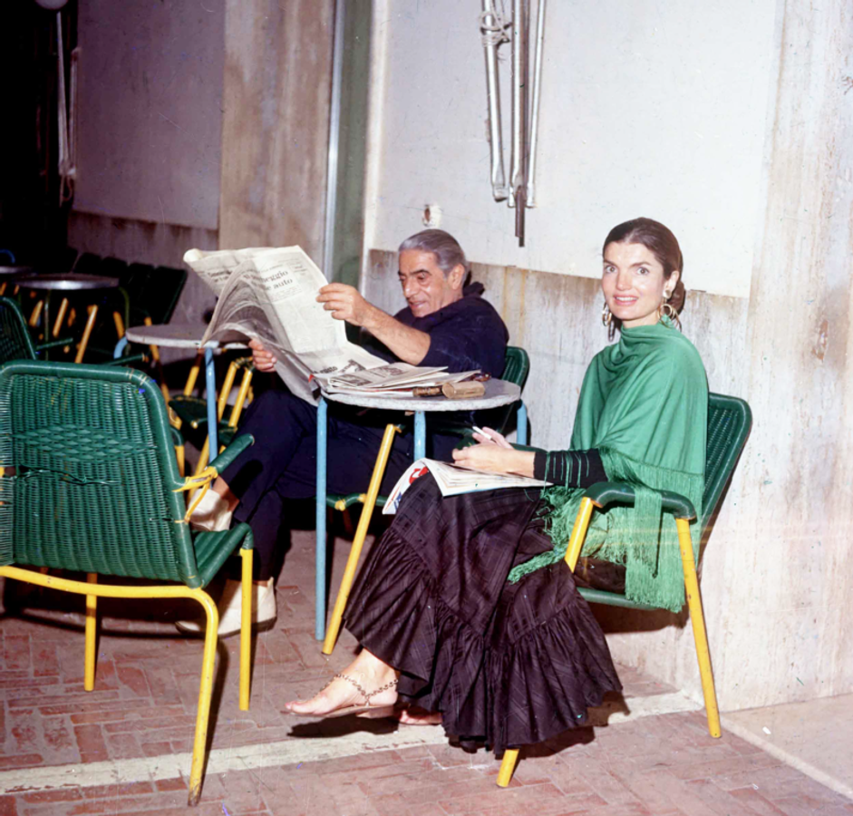 Junto a su entonces marido, Aristóteles Onassis. Dicen que durante su matrimonio, Jackie podía llegar a gasta un millón de dólares al año solo en ropa.