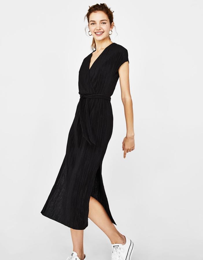 Vestido largo plisado en color negro, 17,99 euros.