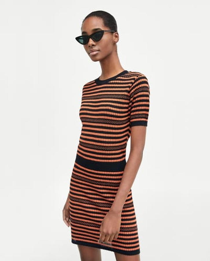 Minivestido de punto con estampado de rayas en color naranja y negro, 9,99 euros.