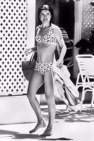 1974-75, Jackie O. Durante su matrimonio con el armador griego Aristóteles Onassis vivió una vida de yate e isla. Terminó a la muerte de él, en 1975.