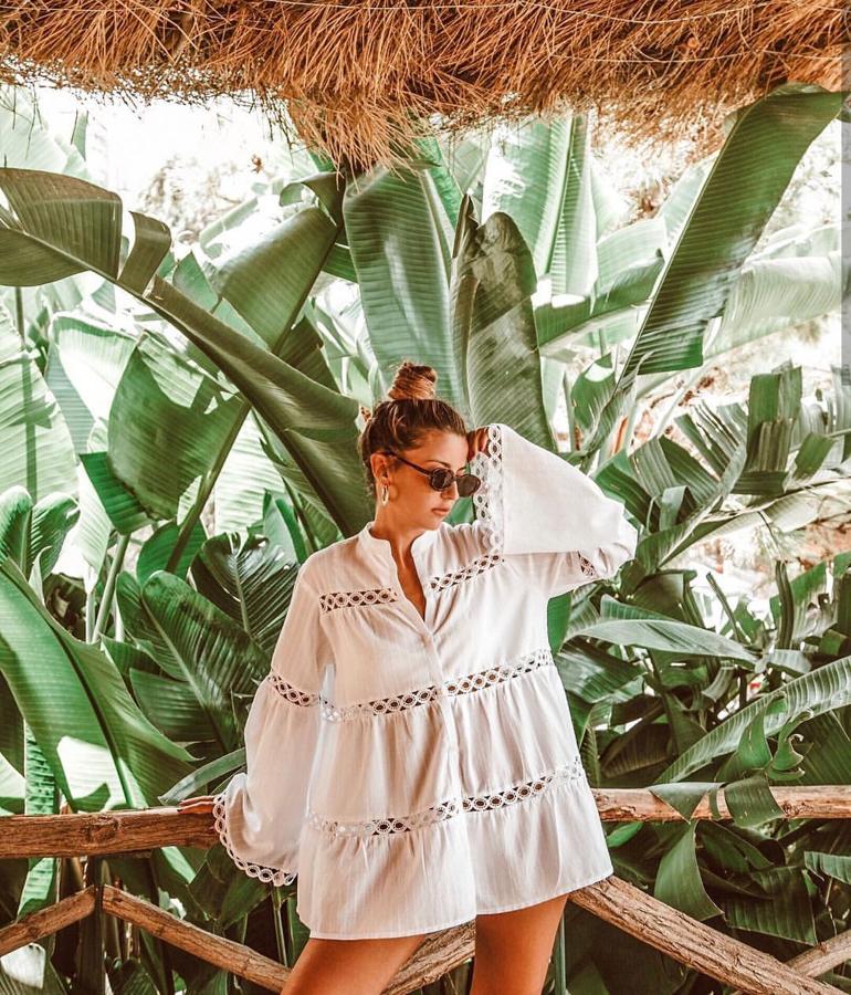 Lovely Pepa acaba de presentar una de sus nuevas prendas estrella en 'Lovely Pepa Collection'. Se trata de una maxi camisa de tejido natural y en color blanco con bordados, cuyo precio es de 94 euros.