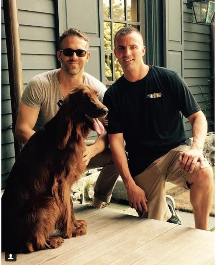 El actor dice que se enamoró de Baxter en cuando le vio en el albergue. El golden retriever aún forma parte de su familia.