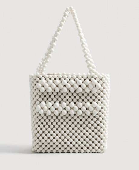 Bolso shopper de bolitas en color blanco de Mango: 49,99 euros.