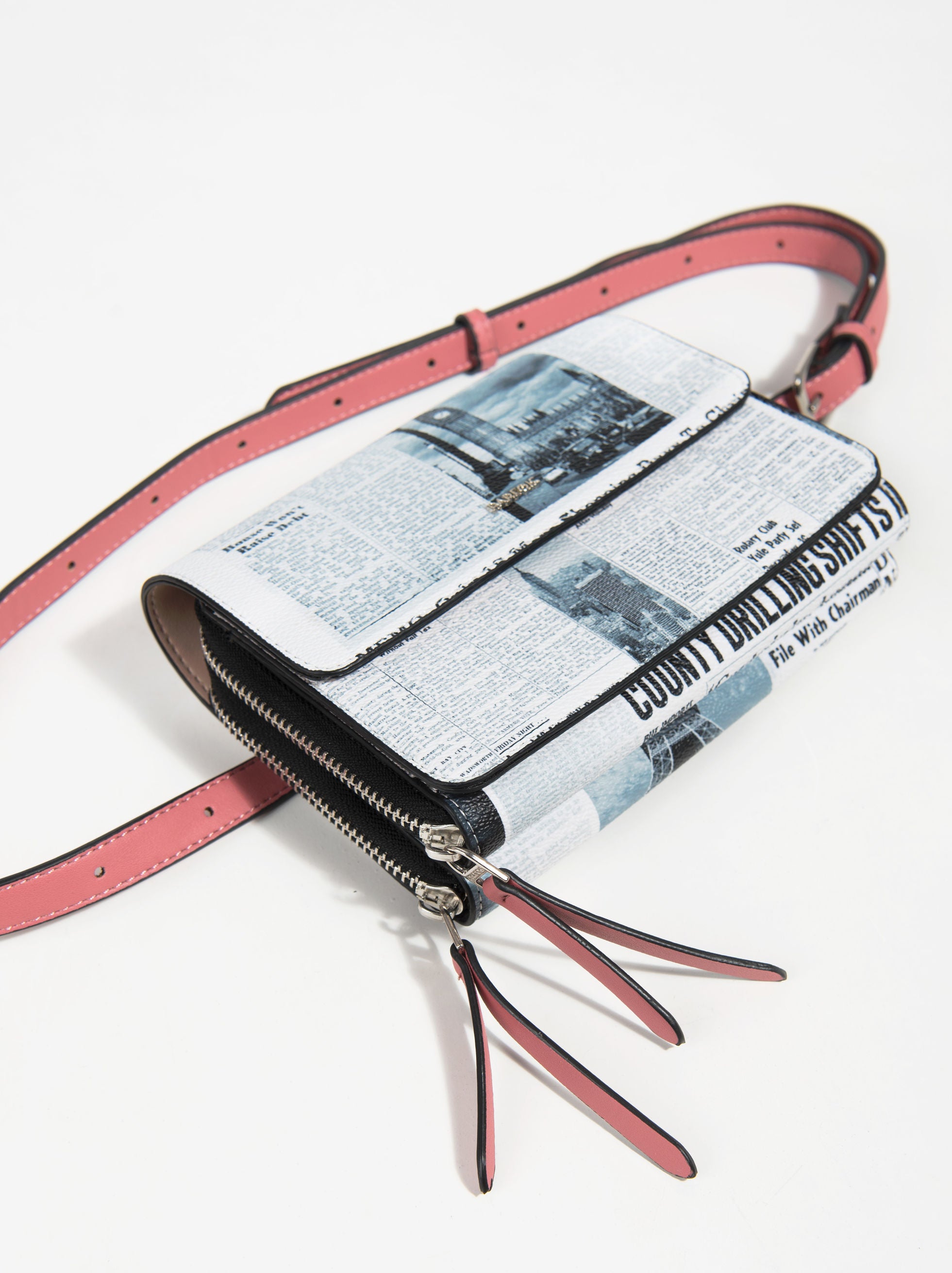 Bandolera con estampado de periódico de Parfois: 17,99 euros.