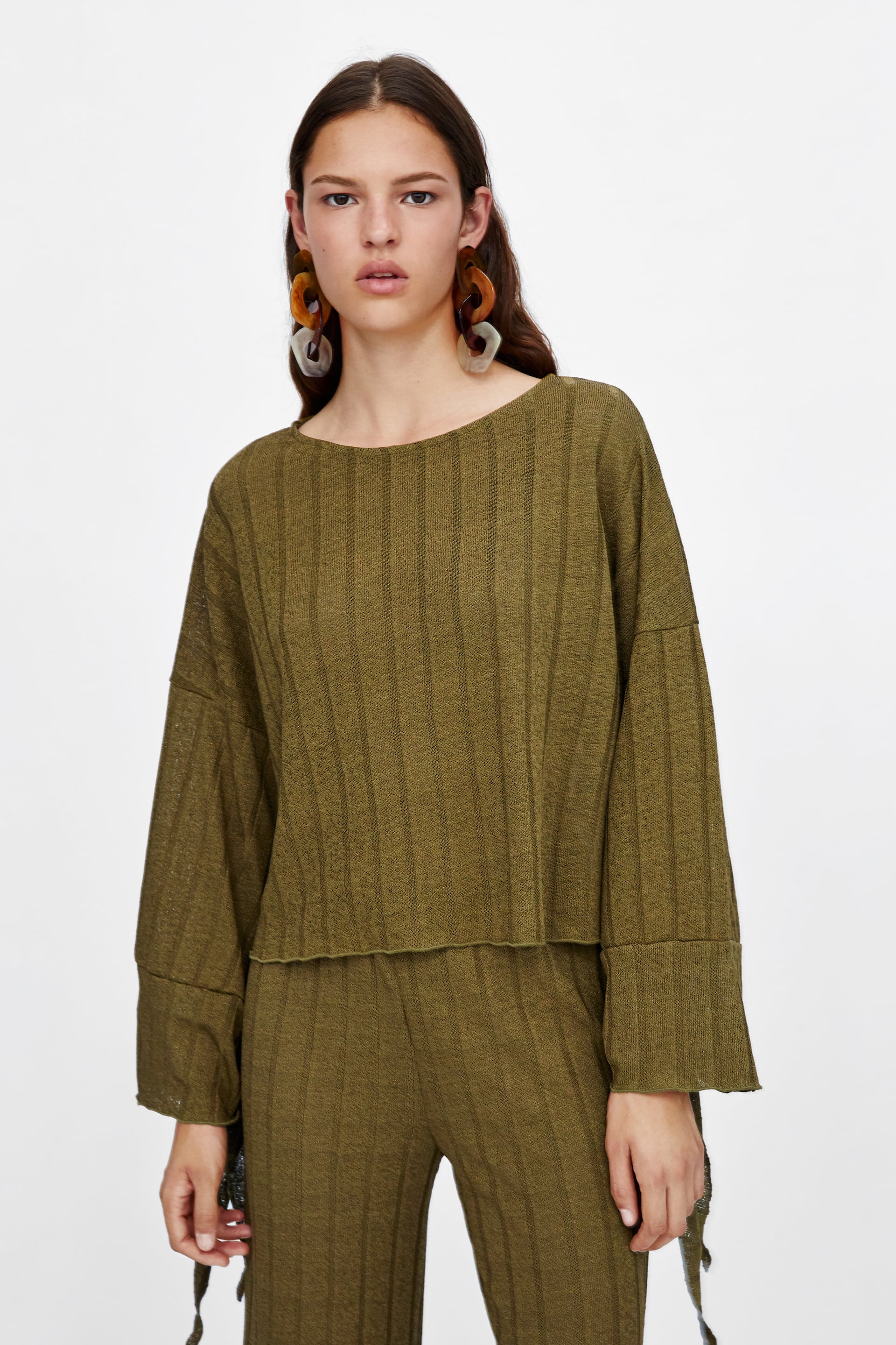 Camiseta de canalé rústico en color kaki de Zara: 17,95 euros.