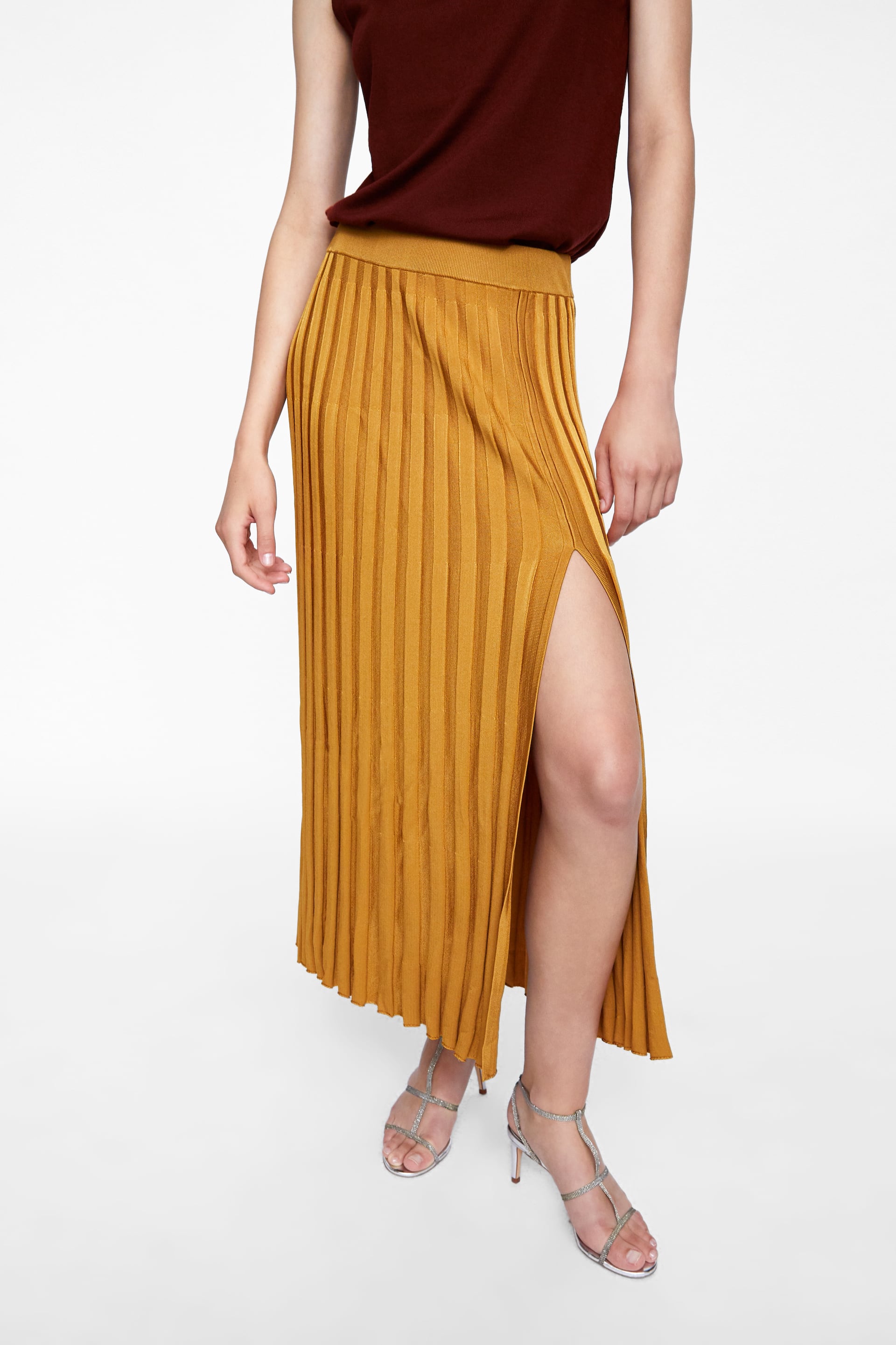 Falda de canalé en color mostaza de Zara: 35,95 euros.