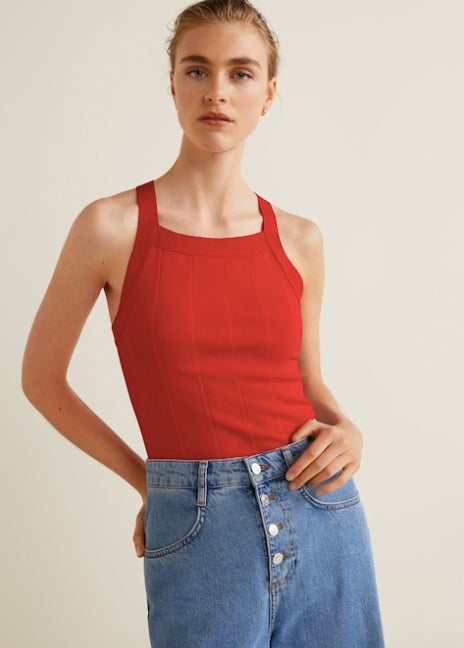 Top canalé en color rojo de Mango: 15,99 euros.