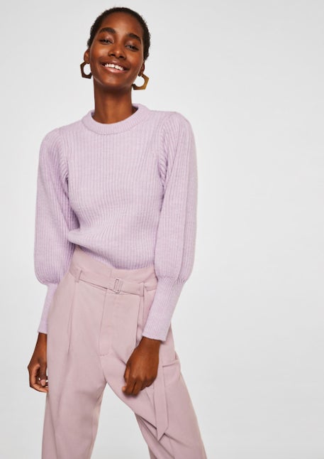 Jersey de canalé con manga abollonada de Mango: 17,99 euros.