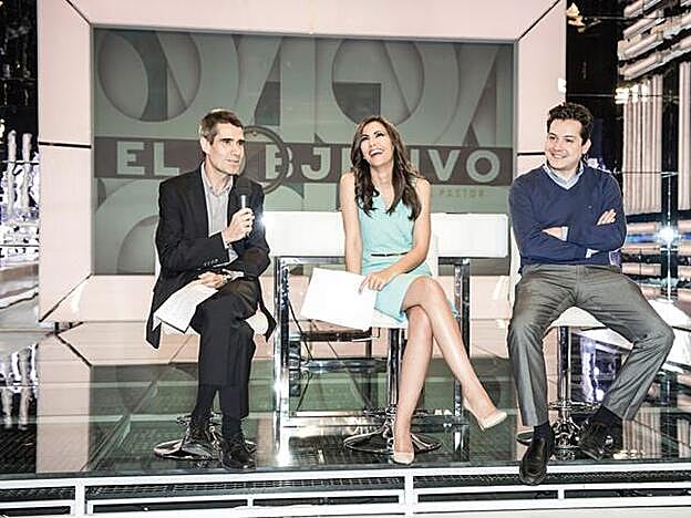 La periodista Ana Pastor (40 años), presentadora de El objetivo, en la Sexta. Por la indumentaria de sus colaboradores es difícil decir si en el plató hace frío o calor.