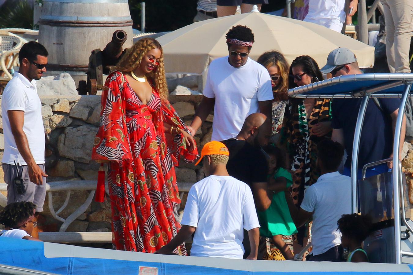Queen B y su marido, el cantante Jay z, han elegido la costa azul para descansar con su hija Blue Ivy. La pareja y la pequeña se dejaron ver hace unos días paseando por las calles de Cannes. Lo hicieron después de finalizar la parte europea de su primera gira conjunta.