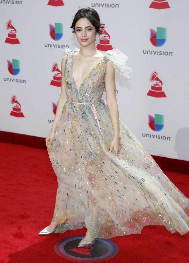 Camila Cabello en los Latin Grammy Awards en 2017, en Las Vegas. Llevaba un vestido de Monique Lhuillier.