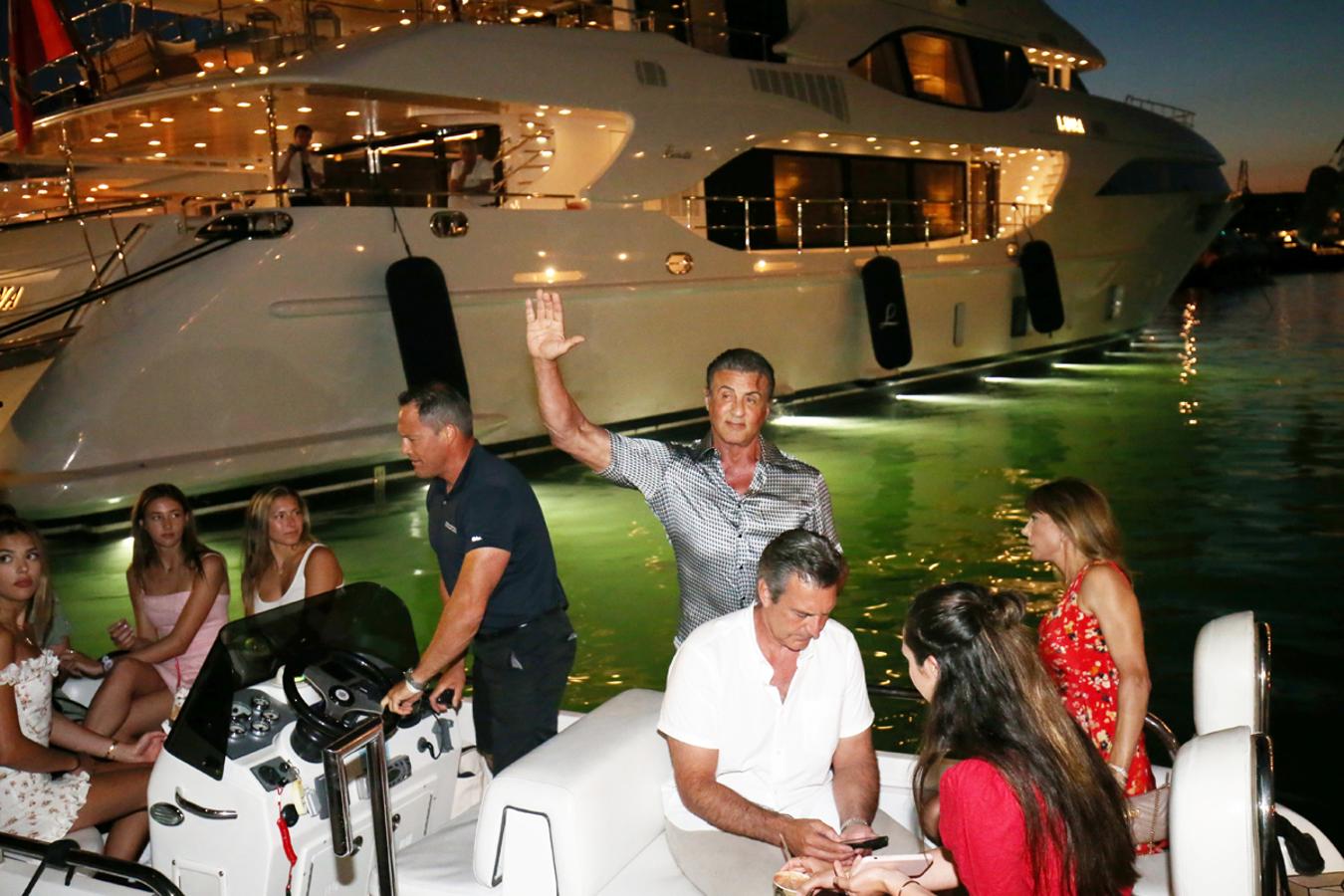 El actor y director se ha decantado por Saint Tropez para disfrutar del sol y el mar. Lo ha hecho a bordo de un yate en el que le acompañaba su mujer, Jennifer Flavin, y dos de sus hijas. A sus 72 años, el protagonista de ‘Rocky Balboa’ demostró su buena forma y su sentido del humor.