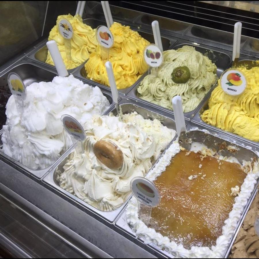 Llevan haciendo helados artesanales desde 1960. La variedad es inmensa. Tienen desde sabores clásicos hasta los más novedosos como de galletas Oreo, de Tarta San Marcos, de milhojas, de cookies, de tarta de queso, de galleta de la abuela, de donut, stracciatella... (C/General Gabino Arana, 3, Conil de la Frontera, Cádiz).