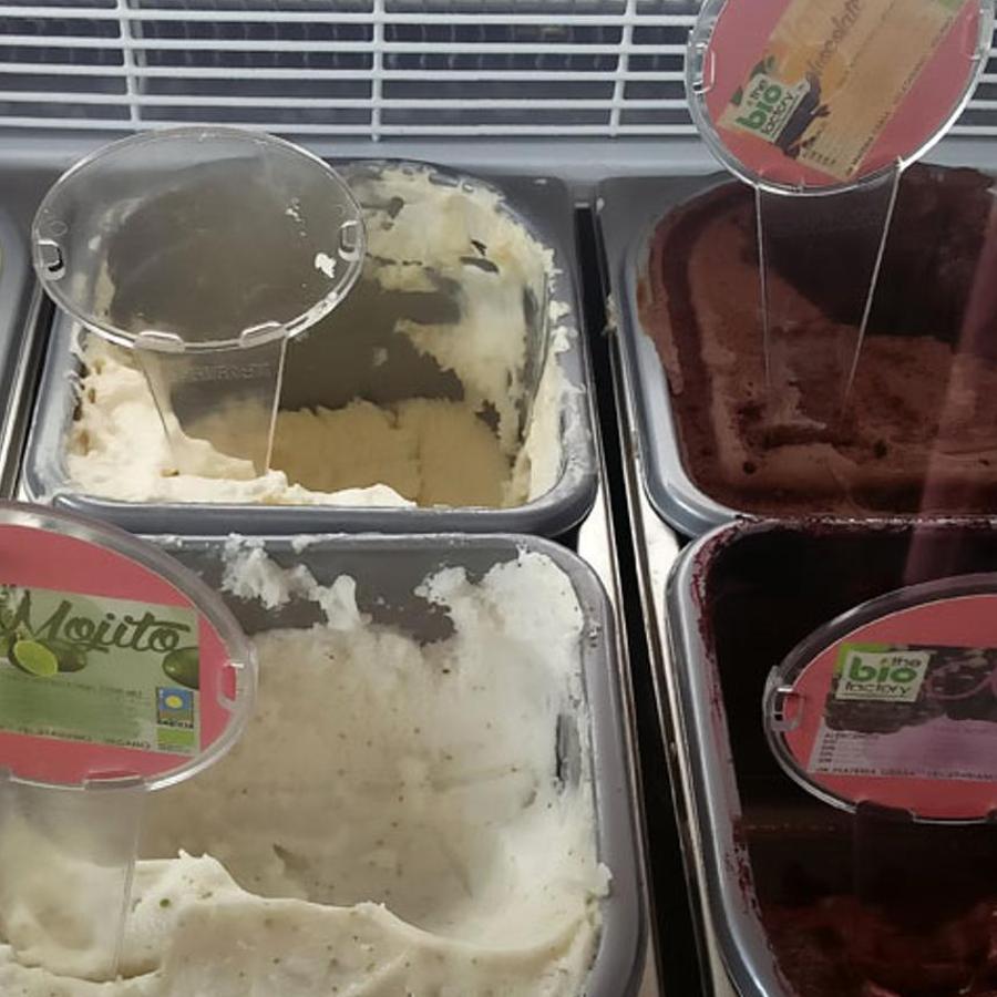 Dolce &Vegana abrió sus puertas en abril. Se trata de un establecimiento vegano que ofrece una gran variedad de productos dulces, entre ellos sus maravillosos helados. (Calle Segovia, 55, Madrid)