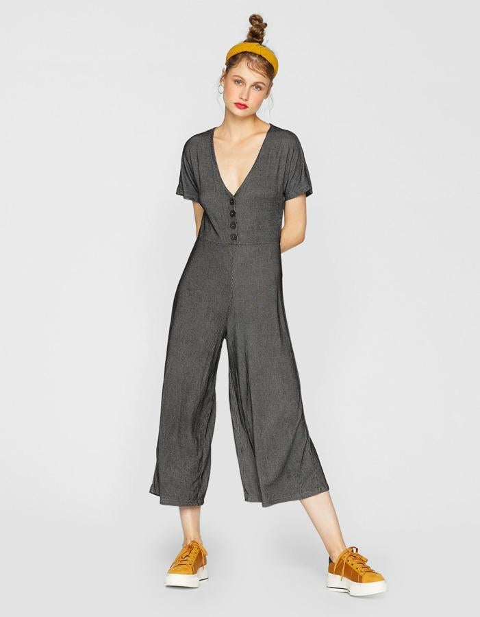 Mono largo de botones en color gris marengo, 19,99 euros.