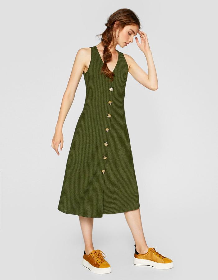 Vestido largo con botones y de punto en color verde oliva, 25,99 euros.