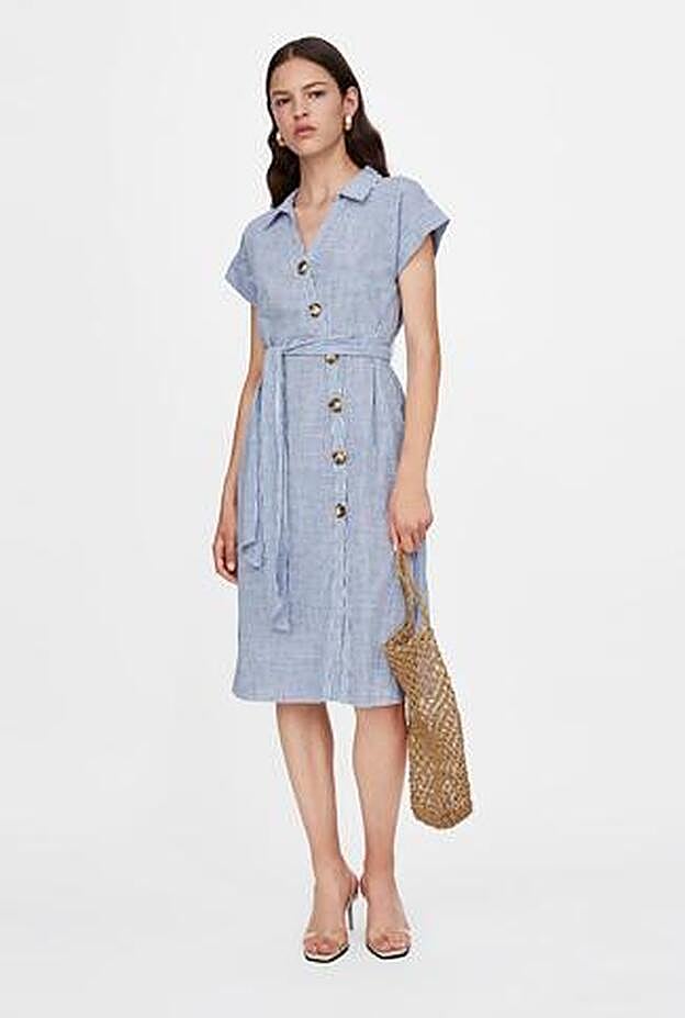 Vestido camiero de Zara. Es todavía una opción más asequible del estilo de Melania Trump.