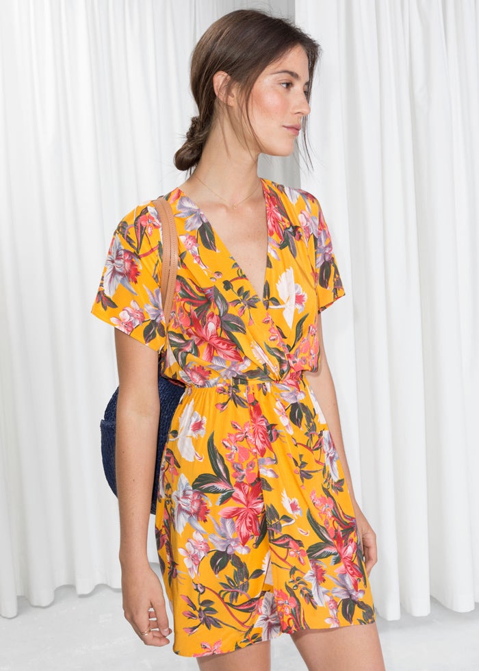 Amarillo tropical. Aunque es fresquísimo, no milita en la informalidad absoluta. Dónde: & Other Stories (59€).