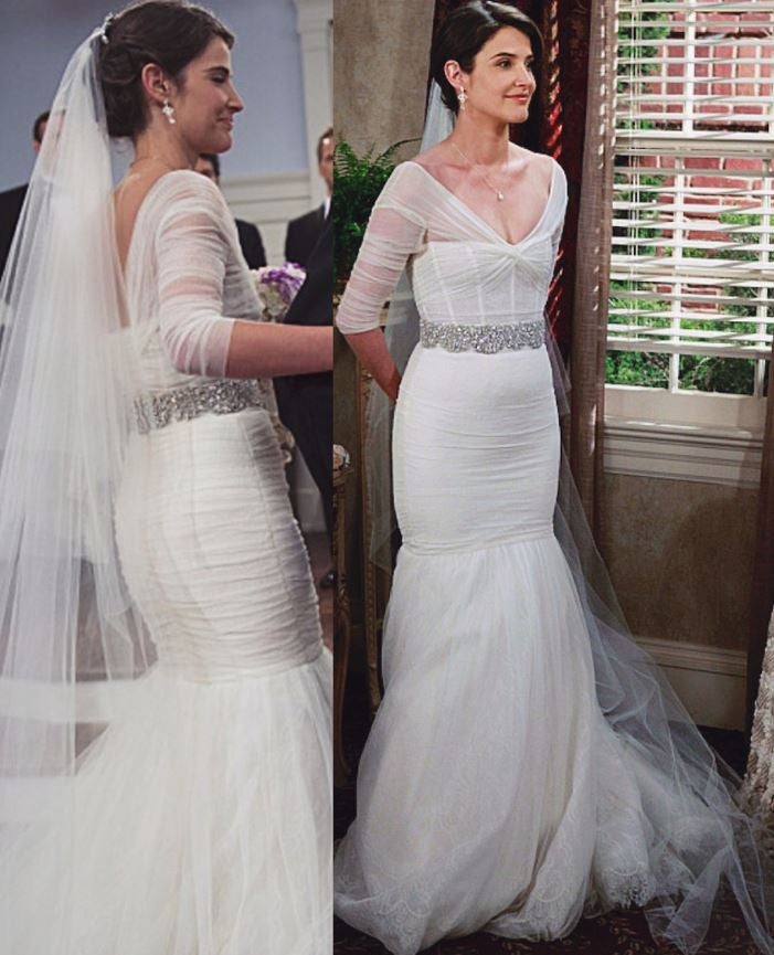 En 'Cómo conocí a vuestra madre', Robin Scherbatsky (Cobie Smulders) se casa finalmente con Barney Stinson (Neil Patrick Harris) con un Monique Lhullier de espíritu sexy, adornado con un cinturón de pedrería que no consta en el diseño original.