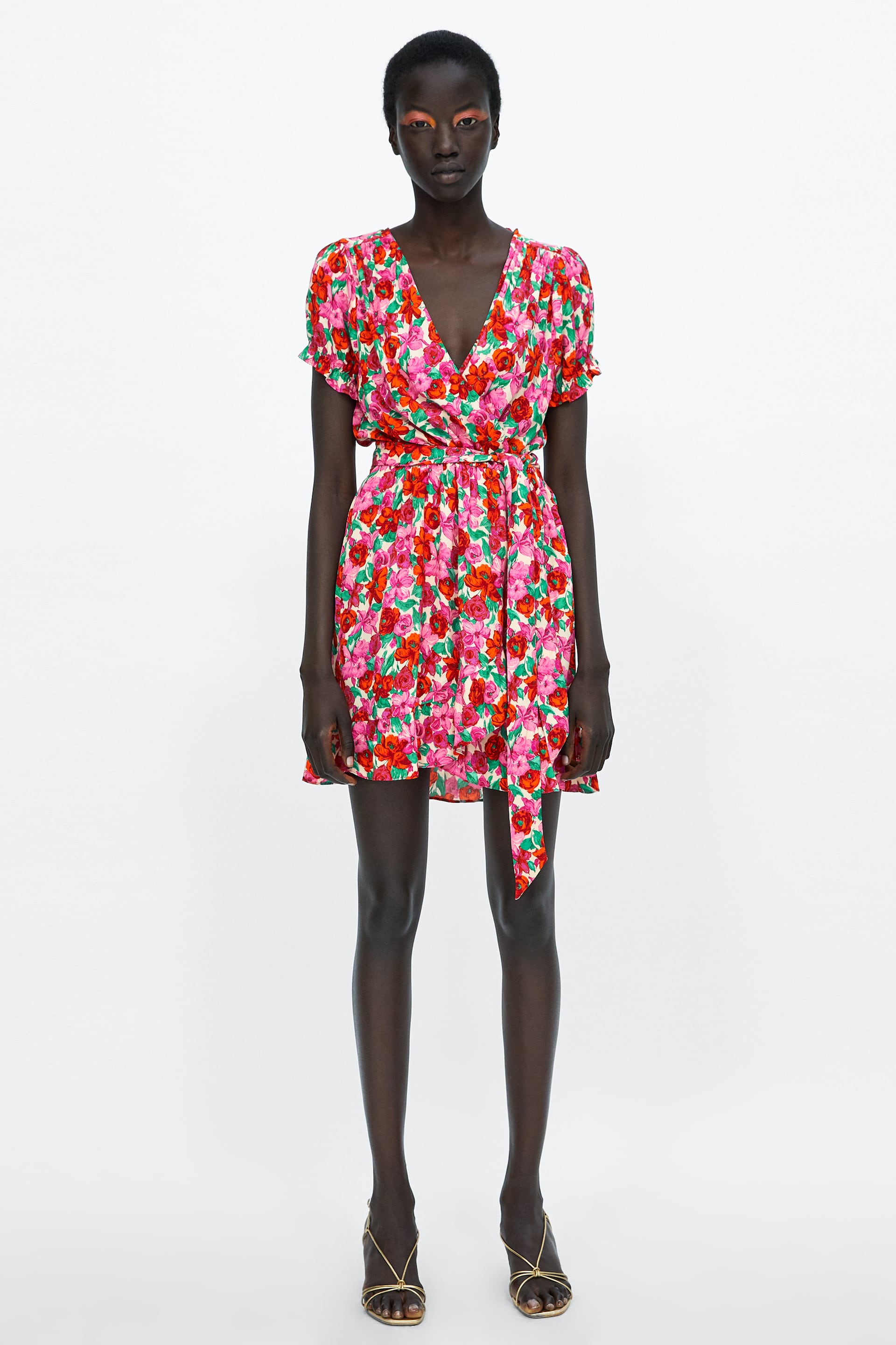 Cruzado. Esa pequeña manga lo convierte en el más versátil de todos y el cruce es supersexy. Dónde: Zara (29,95€).