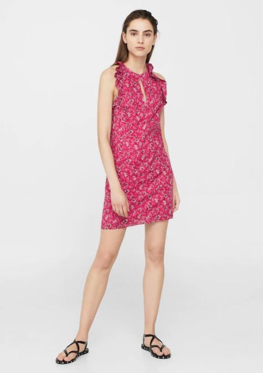 Volantes estratégicos. Sencillísimo, excepto el escote 'halter' cuidadosamente adornado. Dónde: Mango (17,99€).