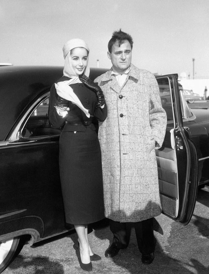 La actriz puso de moda las largas túnicas y los abrigos largos. Siempre elegante y sonriente.