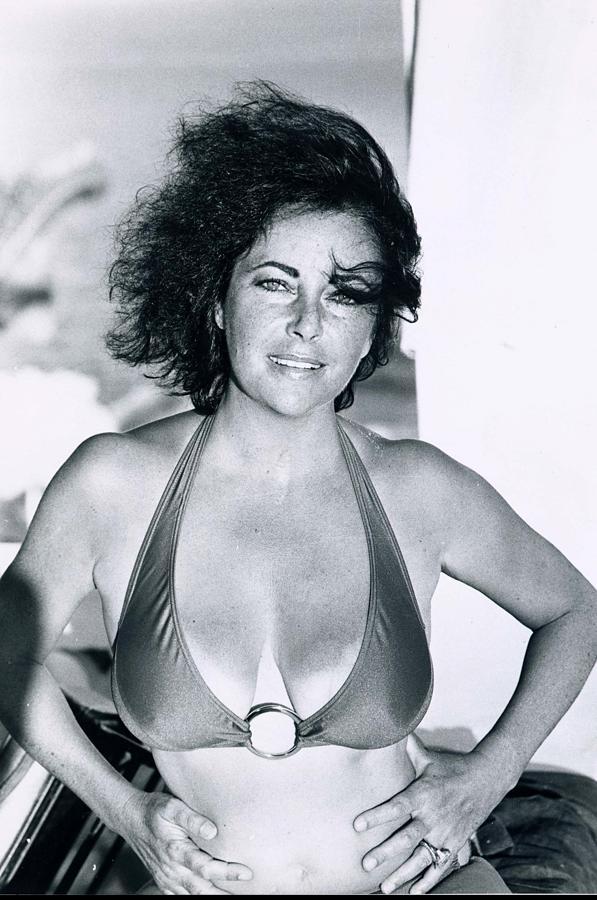 Elizabeth Taylor, en bikini. La actriz siempre tuvo una personalidad extrevertida y segura.