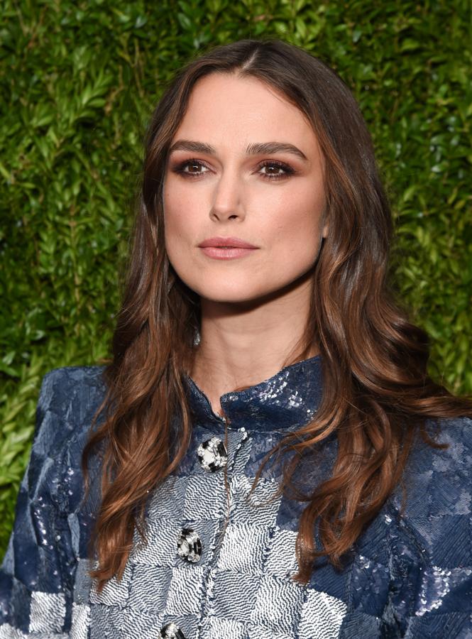 La actriz británica se mantiene muy bien, sin embargo y muy a pesar de que suele usar un maquillaje natural, Knightley no aparenta los 33 años que tiene. La intérprete bien podría tener 40.