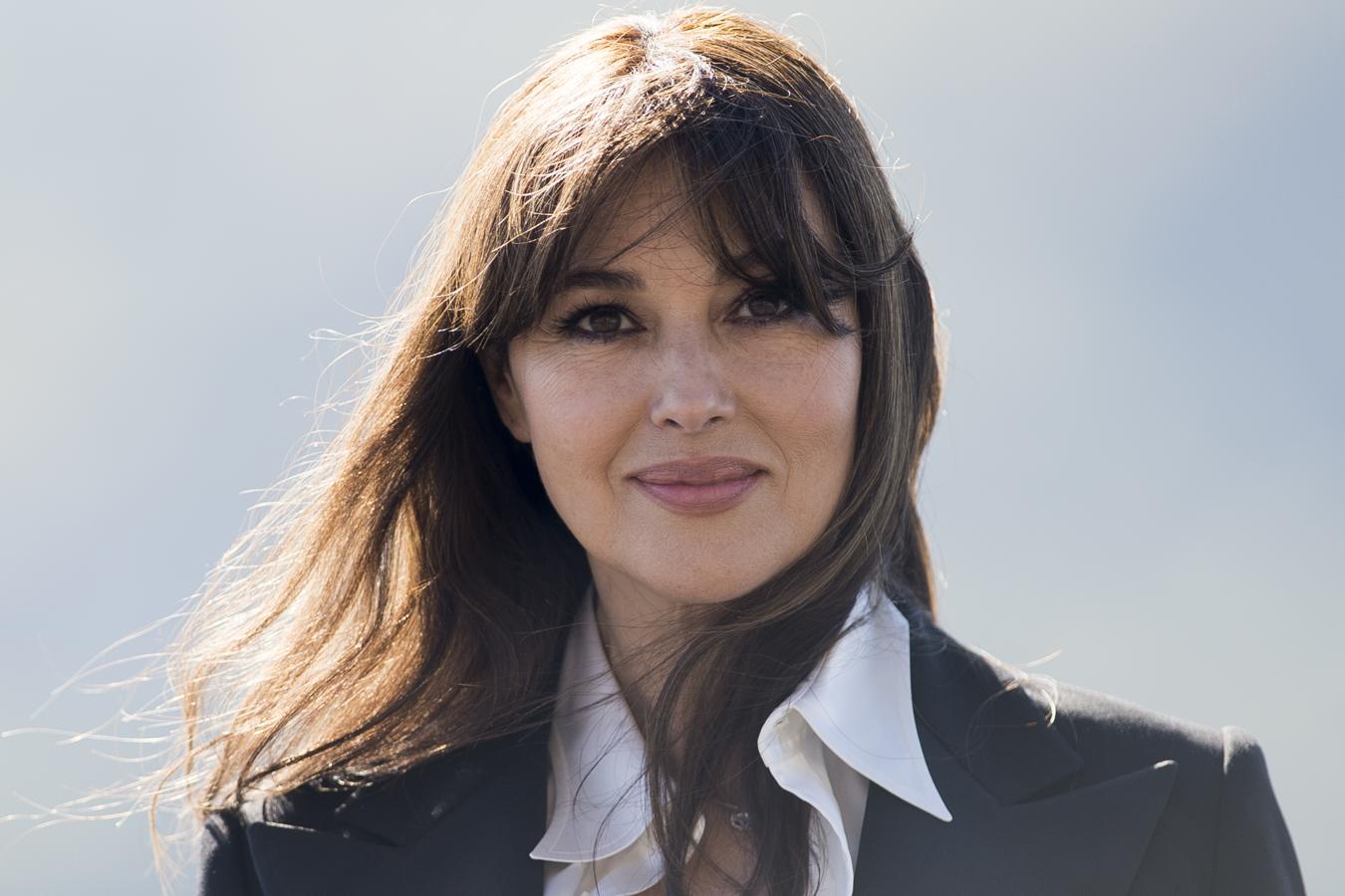 Monica Bellucci ha sido un icono de la sensualidad durante décadas. Antes de convertirse en una actriz famosa, Monica Bellucci despuntó como modelo. Y ahora a sus 53 años es todo un ejemplo a seguir. Elegante, inteligente, exitosa y extremadamente atractiva. La italiana se ve por lo menos una década más joven de lo que es. Todo gracias a su naturalidad.