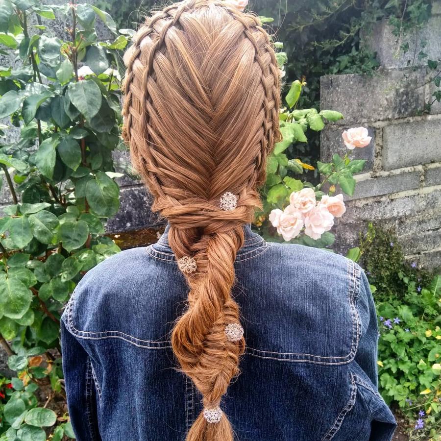 Algunos adornos a lo largo del recogido lo hacen apto para una ocasión especial.